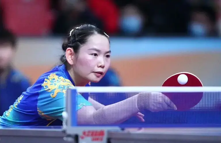 乒超联赛：孙颖莎还以颜色！3-1逆转何卓佳，解说偏向性引起争议