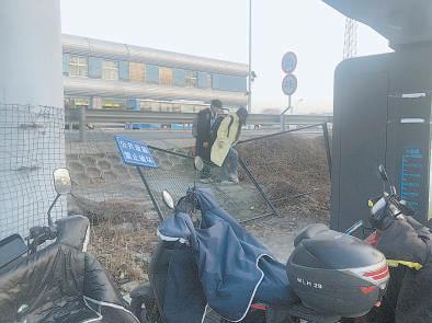 地铁望京西站A口急需临时落客区