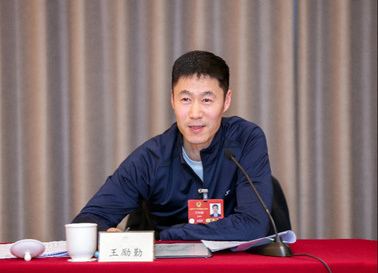 运动员退役后当搓澡工、主播？王励勤杨扬等全国政协委员发声
